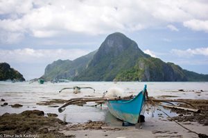 Image of a boat on a beach in the phillipines