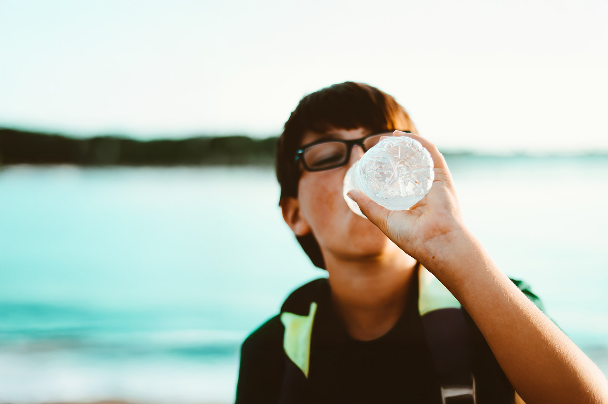 Child drinking from a plastic bottle. Sydneyra | Pixabay